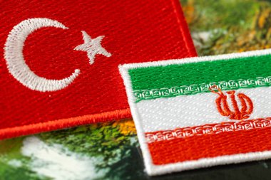 Türkiye ve İran 'ın sembolleri. Her iki ülkenin karşılıklı ortaklık ve iş ilişkileri kavramı. Kapat.