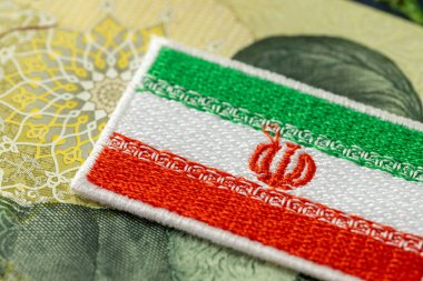 İran 'ın sembolü Ayetullah' ın görüntüsünü kapatıyor.