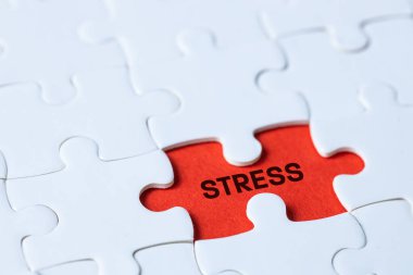 Bulmaca parçalarında kelime stresi, kırmızı arkaplan. Sağlık ve zihinsel stres kavramı. Bitkinlik, yorgunluk, kariyer krizi, sorunlar, iflas, ebeveynlik, aşırı yüklenme. Boşluğu kopyala