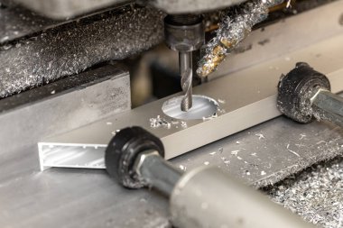 Alüminyum profillerde menteşeler için delikler açmak