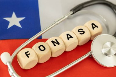 FONASA sembolü, Şili Ulusal Sağlık Fonu. Tahta küplere yazılmış. Şili 'deki sağlık hizmetleri. Tıbbi konsept. Şili bayrağı ve doktorlar steteskop.