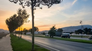 Şehrin dibinden gün batımı görüntüsü