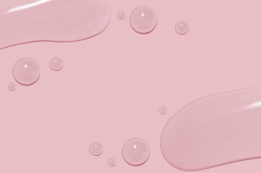 Büyük miktarda kozmetik serumu, sıvı, su, pembe arka planda jel.