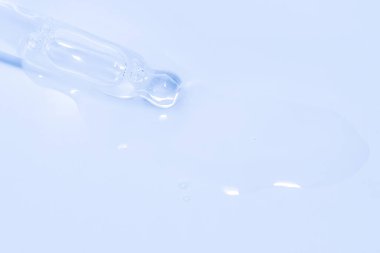 Mavi zemin, serum, serum, jöle, vitamin, su ve yağ içeren kozmetik pipeti. Temiz, taze, nemlendirici.