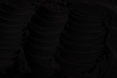 Sülfür tozu, toprak, gölgeler, doku. Derin karanlıktan soyut korkuya, koyu renk soyut doku arka plan, koyu beton zemin veya eski grunge arka plan.