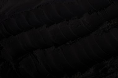 Sülfür tozu, toprak, gölgeler, doku. Derin karanlıktan soyut korkuya, koyu renk soyut doku arka plan, koyu beton zemin veya eski grunge arka plan.