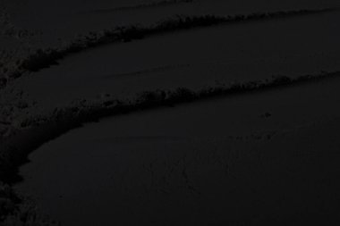 Sülfür tozu, toprak, gölgeler, doku. Derin karanlıktan soyut korkuya, koyu renk soyut doku arka plan, koyu beton zemin veya eski grunge arka plan.