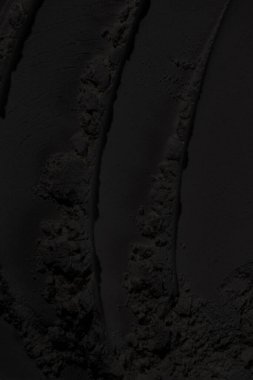 Sülfür tozu, toprak, gölgeler, doku. Derin karanlıktan soyut korkuya, koyu renk soyut doku arka plan, koyu beton zemin veya eski grunge arka plan.