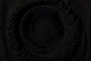 Sülfür tozu, toprak, gölgeler, doku. Derin karanlıktan soyut korkuya, koyu renk soyut doku arka plan, koyu beton zemin veya eski grunge arka plan.