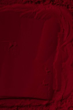  Pudra, kızarma, göz farı. Kırmızı doymuş koyu kırmızı arka plan. Geçmişe dönük eski kağıt geçmişi. Çamur beton duvar. Eski boş duvar kağıdı.