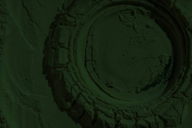 Küresel ısınma kavramı, tasarlamak için alanı olan siyah yeşil arka plan. Eski bir taş duvarın kabataslak yüzeyi. Yakın plan. Koyu yeşil zümrüt rengi. Geçmişi. Katı. Grunge. yeşil göz farı. Kraterler. yeşil toprak