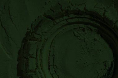 Küresel ısınma kavramı, tasarlamak için alanı olan siyah yeşil arka plan. Eski bir taş duvarın kabataslak yüzeyi. Yakın plan. Koyu yeşil zümrüt rengi. Geçmişi. Katı. Grunge. yeşil göz farı. Kraterler. yeşil toprak