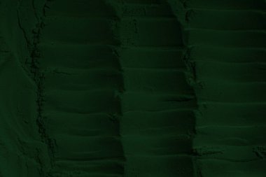 Küresel ısınma kavramı, tasarlamak için alanı olan siyah yeşil arka plan. Eski bir taş duvarın kabataslak yüzeyi. Yakın plan. Koyu yeşil zümrüt rengi. Geçmişi. Katı. Grunge. yeşil göz farı. Kraterler. yeşil toprak