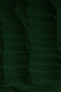 Küresel ısınma kavramı, tasarlamak için alanı olan siyah yeşil arka plan. Eski bir taş duvarın kabataslak yüzeyi. Yakın plan. Koyu yeşil zümrüt rengi. Geçmişi. Katı. Grunge. yeşil göz farı. Kraterler. yeşil toprak