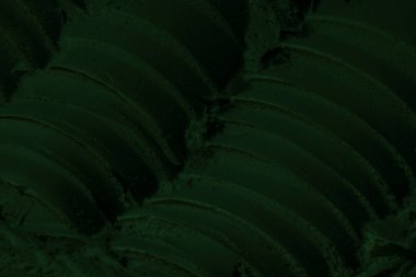 Küresel ısınma kavramı, tasarlamak için alanı olan siyah yeşil arka plan. Eski bir taş duvarın kabataslak yüzeyi. Yakın plan. Koyu yeşil zümrüt rengi. Geçmişi. Katı. Grunge. yeşil göz farı. Kraterler. yeşil toprak