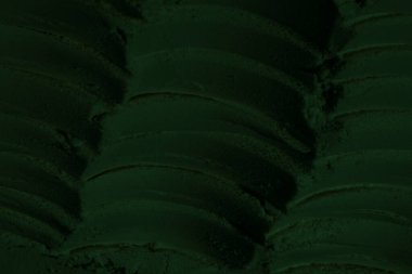 Küresel ısınma kavramı, tasarlamak için alanı olan siyah yeşil arka plan. Eski bir taş duvarın kabataslak yüzeyi. Yakın plan. Koyu yeşil zümrüt rengi. Geçmişi. Katı. Grunge. yeşil göz farı. Kraterler. yeşil toprak