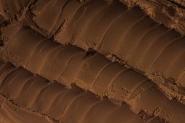 Kumun yüzeyi, kil, toprak. Tekerlek izleri, lastik izleri. Kraterler, çöküntüler, çıkıntılar. Mars. GezegenName