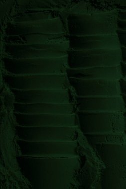 Küresel ısınma kavramı, tasarlamak için alanı olan siyah yeşil arka plan. Eski bir taş duvarın kabataslak yüzeyi. Yakın plan. Koyu yeşil zümrüt rengi. Geçmişi. Katı. Grunge. yeşil göz farı. Kraterler. yeşil toprak