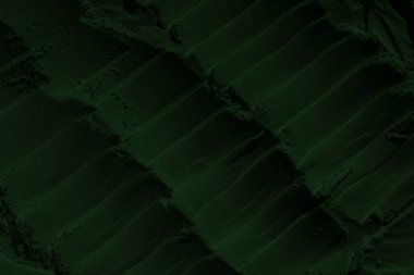 Küresel ısınma kavramı, tasarlamak için alanı olan siyah yeşil arka plan. Eski bir taş duvarın kabataslak yüzeyi. Yakın plan. Koyu yeşil zümrüt rengi. Geçmişi. Katı. Grunge. yeşil göz farı. Kraterler. yeşil toprak