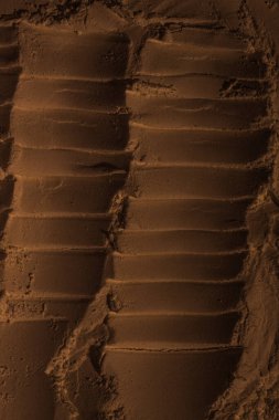 Kumun yüzeyi, kil, toprak. Tekerlek izleri, lastik izleri. Kraterler, çöküntüler, çıkıntılar. Mars. GezegenName