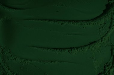 Küresel ısınma kavramı, tasarlamak için alanı olan siyah yeşil arka plan. Eski bir taş duvarın kabataslak yüzeyi. Yakın plan. Koyu yeşil zümrüt rengi. Geçmişi. Katı. Grunge. yeşil göz farı. Kraterler. yeşil toprak