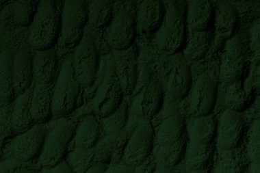 Küresel ısınma kavramı, tasarlamak için alanı olan siyah yeşil arka plan. Eski bir taş duvarın kabataslak yüzeyi. Yakın plan. Koyu yeşil zümrüt rengi. Geçmişi. Katı. Grunge. yeşil göz farı. Kraterler. yeşil toprak