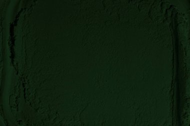 Küresel ısınma kavramı, tasarlamak için alanı olan siyah yeşil arka plan. Eski bir taş duvarın kabataslak yüzeyi. Yakın plan. Koyu yeşil zümrüt rengi. Geçmişi. Katı. Grunge. yeşil göz farı. Kraterler. yeşil toprak