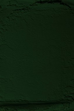 Küresel ısınma kavramı, tasarlamak için alanı olan siyah yeşil arka plan. Eski bir taş duvarın kabataslak yüzeyi. Yakın plan. Koyu yeşil zümrüt rengi. Geçmişi. Katı. Grunge. yeşil göz farı. Kraterler. yeşil toprak