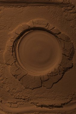 Kumun yüzeyi, kil, toprak. Tekerlek izleri, lastik izleri. Kraterler, çöküntüler, çıkıntılar. Mars. GezegenName