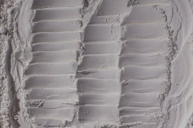 Un dokusu, toz, beyaz kum. - Beyaz. Şişkinlik, göçükler, çatlaklar, damga, krater.