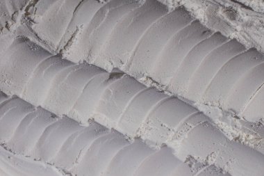 Un dokusu, toz, beyaz kum. - Beyaz. Şişkinlik, göçükler, çatlaklar, damga, krater.