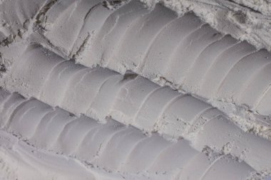 Un dokusu, toz, beyaz kum. - Beyaz. Şişkinlik, göçükler, çatlaklar, damga, krater.