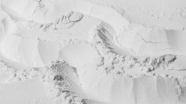 Toz dokusu, un, kum. - Beyaz. Çizgiler, çizgiler. Dalgalar, dağlar, depresyon. Esnek, dalgalı. Kalıplı, çatlak. - Beyaz. Banner, reklamcılık. Boşluk. Bir yazı için..