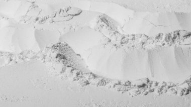 Toz dokusu, un, kum. - Beyaz. Çizgiler, çizgiler. Dalgalar, dağlar, depresyon. Esnek, dalgalı. Kalıplı, çatlak. - Beyaz. Banner, reklamcılık. Boşluk. Bir yazı için..