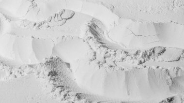 Toz dokusu, un, kum. - Beyaz. Çizgiler, çizgiler. Dalgalar, dağlar, depresyon. Esnek, dalgalı. Kalıplı, çatlak. - Beyaz. Banner, reklamcılık. Boşluk. Bir yazı için..