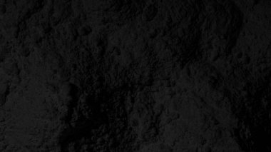 Siyah doku. Karanlık arka plan. Kum, toz, kömür, dalgalar, çizgiler, daireler. Dağlar. Çatlak, çatlak. Karanlık, karanlık, gölgeler.