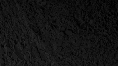 Siyah doku. Karanlık arka plan. Kum, toz, kömür, dalgalar, çizgiler, daireler. Dağlar. Çatlak, çatlak. Karanlık, karanlık, gölgeler.