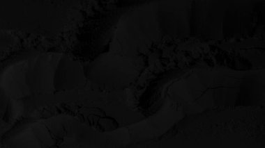 Siyah doku. Karanlık arka plan. Kum, toz, kömür, dalgalar, çizgiler, daireler. Dağlar. Çatlak, çatlak. Karanlık, karanlık, gölgeler.