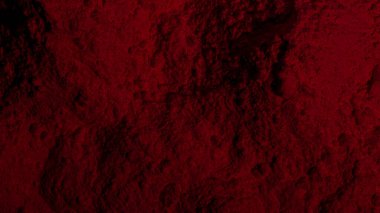 Kırmızı doku. Barut arkaplanı. Pedra, kum. Kırmızı renk. Koyu kırmızı. Yoğun koyu kırmızı. Çatlaklar, dalgalar, çizgiler, daireler, depresyonlar. Dışbükey. Afiş, reklam, yazı için.