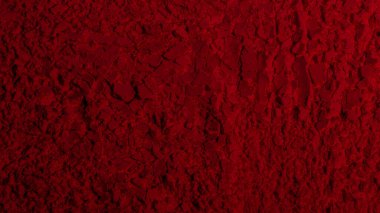 Kırmızı doku. Barut arkaplanı. Pedra, kum. Kırmızı renk. Koyu kırmızı. Yoğun koyu kırmızı. Çatlaklar, dalgalar, çizgiler, daireler, depresyonlar. Dışbükey. Afiş, reklam, yazı için.