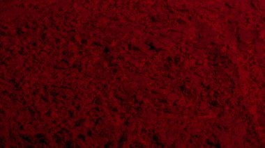 Kırmızı doku. Barut arkaplanı. Pedra, kum. Kırmızı renk. Koyu kırmızı. Yoğun koyu kırmızı. Çatlaklar, dalgalar, çizgiler, daireler, depresyonlar. Dışbükey. Afiş, reklam, yazı için.