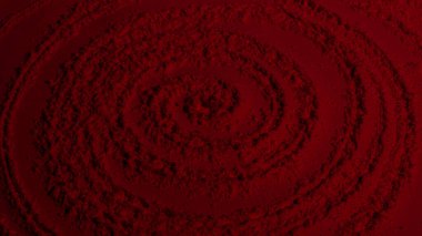 Kırmızı doku. Barut arkaplanı. Pedra, kum. Kırmızı renk. Koyu kırmızı. Yoğun koyu kırmızı. Çatlaklar, dalgalar, çizgiler, daireler, depresyonlar. Dışbükey. Afiş, reklam, yazı için.