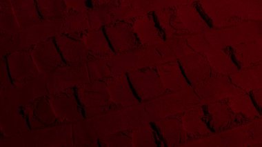 Kırmızı doku. Barut arkaplanı. Pedra, kum. Kırmızı renk. Koyu kırmızı. Yoğun koyu kırmızı. Çatlaklar, dalgalar, çizgiler, daireler, depresyonlar. Dışbükey. Afiş, reklam, yazı için.