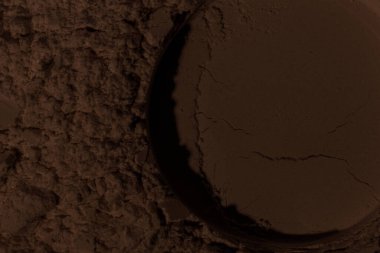 Kil, kum, toprak dokusu. Kahverengi. Geçmişi. Çatlak, çatlak, dalga, dağ, çember, oyuk. girintilenmiş