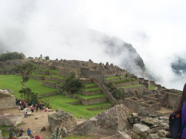 Güneşli bir günde dağ manzarası