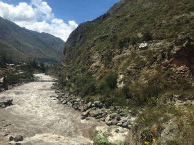 Güneşli bir günde dağ manzarası