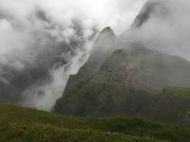 Güneşli bir günde dağ manzarası
