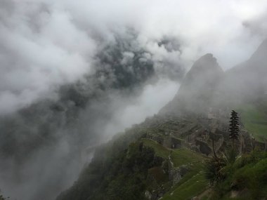 Güneşli bir günde dağ manzarası