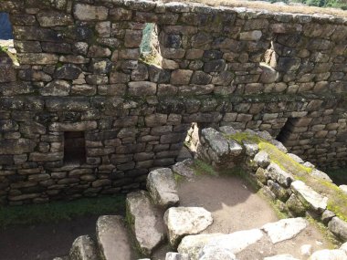 Güneşli bir günde dağ manzarası