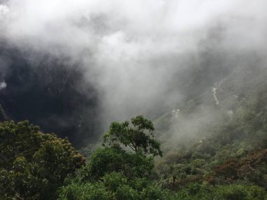 Güneşli bir günde dağ manzarası